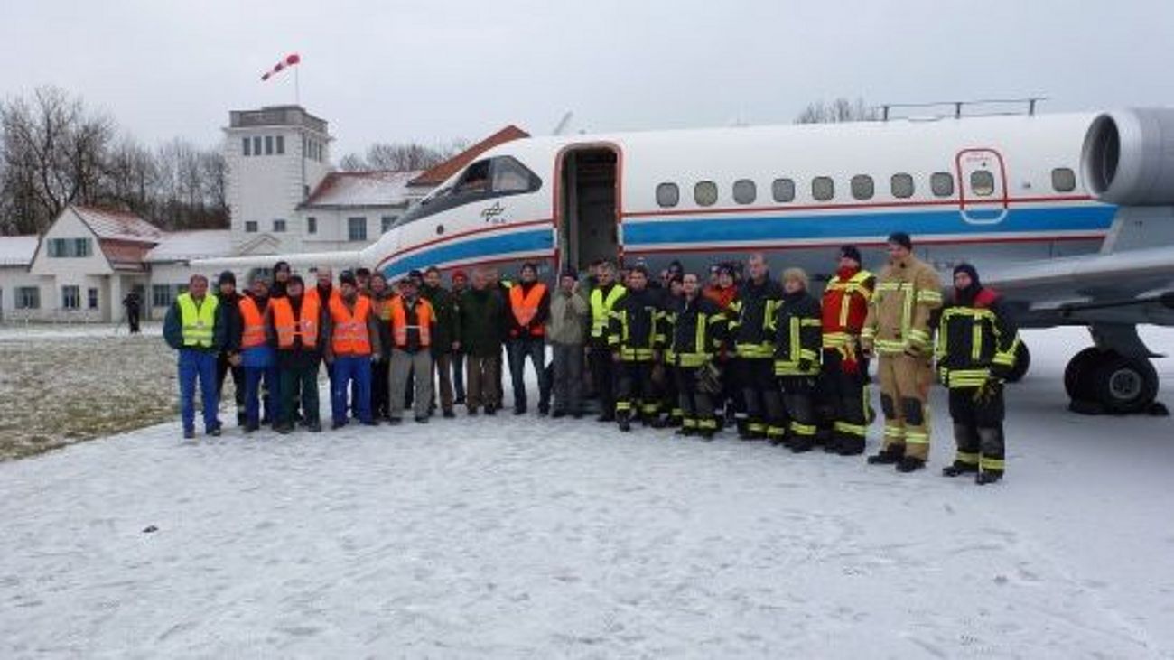 DLR-Forschungsflugzeug ATTAS mit zahlreichen Helfern vor der Flugwerft Schleißheim.
