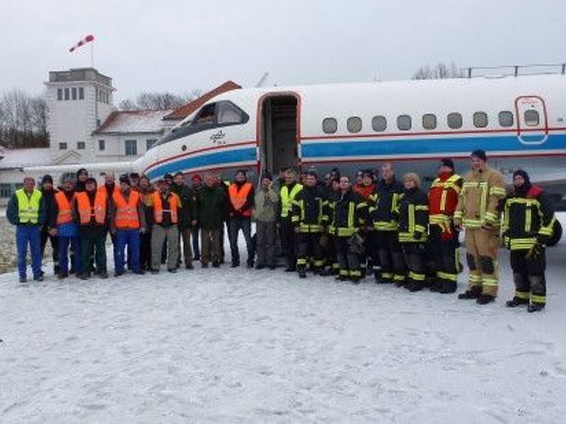 DLR-Forschungsflugzeug ATTAS mit zahlreichen Helfern vor der Flugwerft Schleißheim.