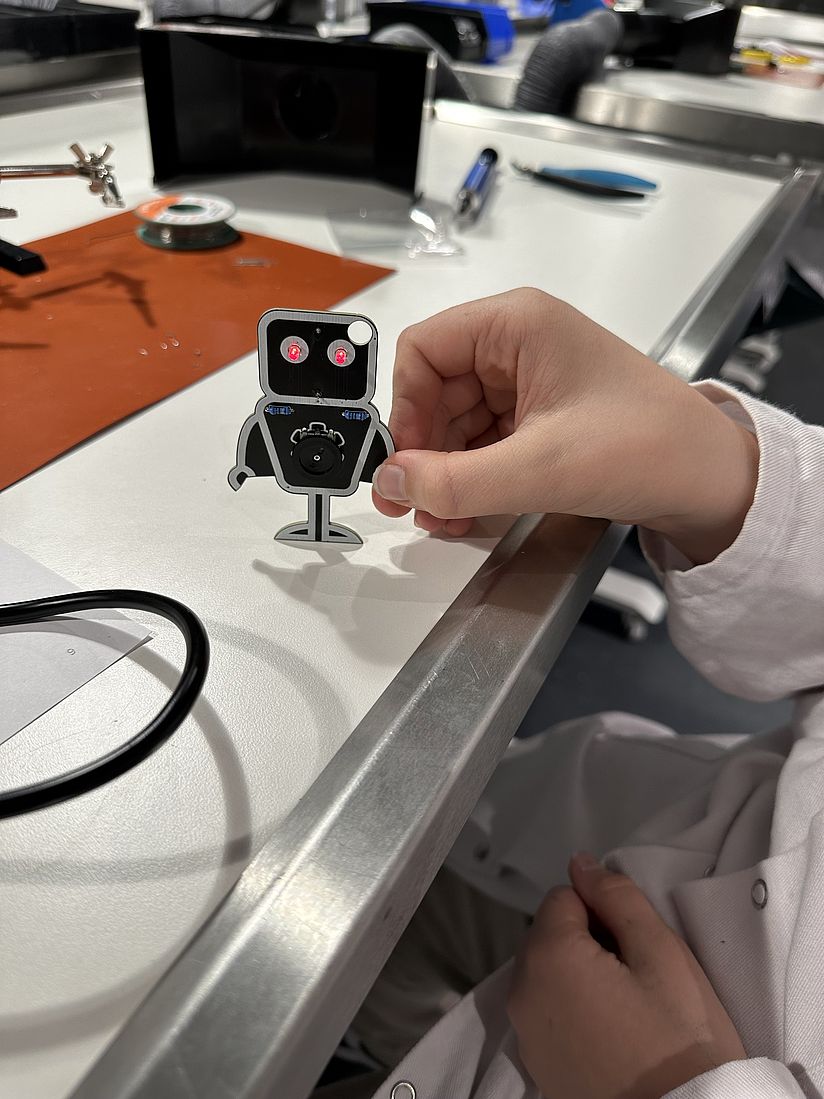 Blinkender Roboter und Lötkolben.