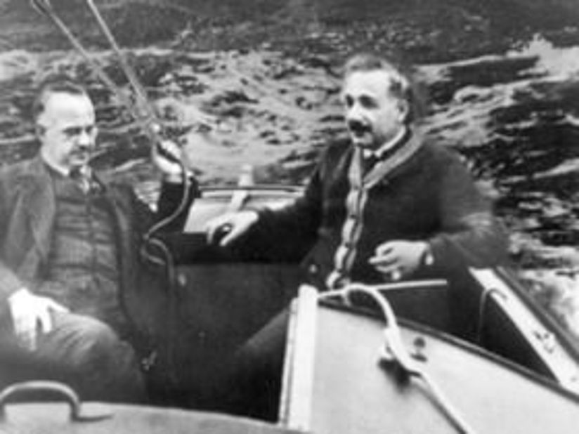 Hermann Anschütz-Kaempfe und Albert Einstein in einem Boot.