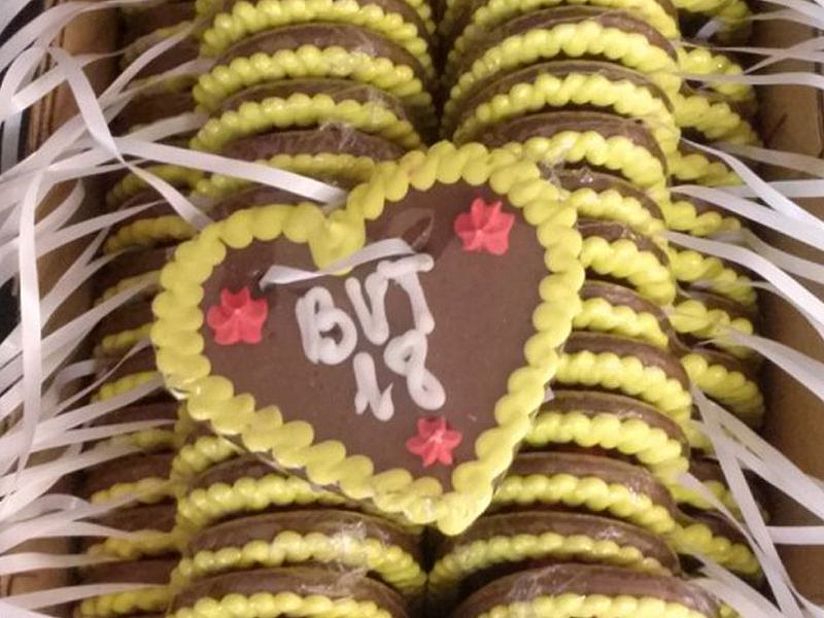 Lebkuchcenherzen mit der Aufschrift BTV 18.