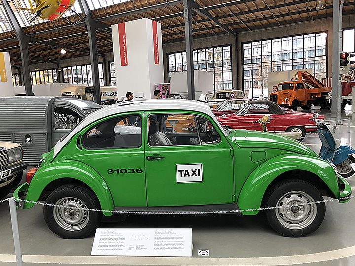 Grünes VW-Käfer-Taxi im Verkehrszentrum.