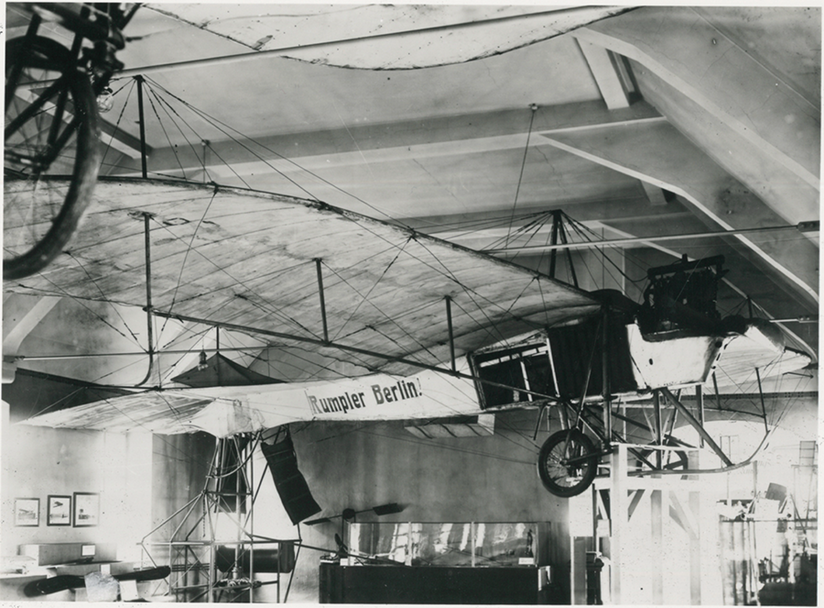 Die „Taube“ in der damaligen Ausstellung „Luftschiffahrt“.