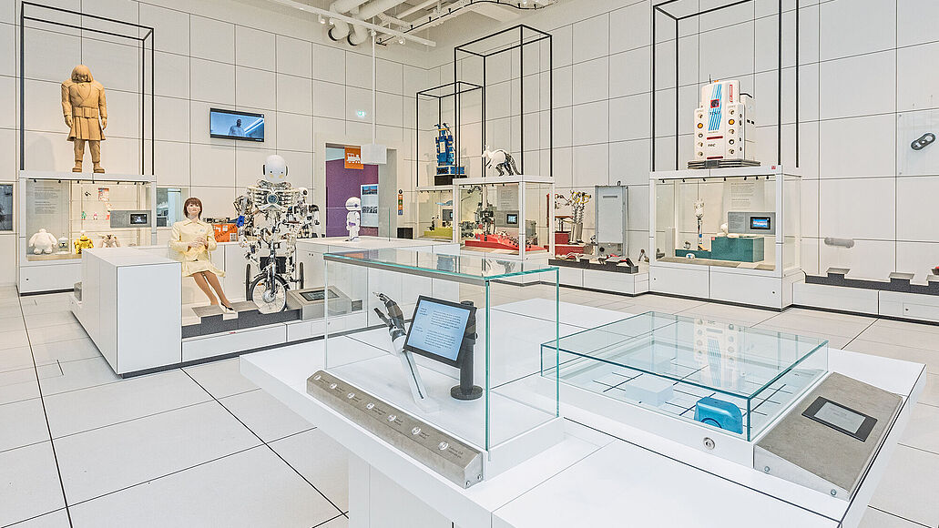 Blick in die Ausstellung Robotik.