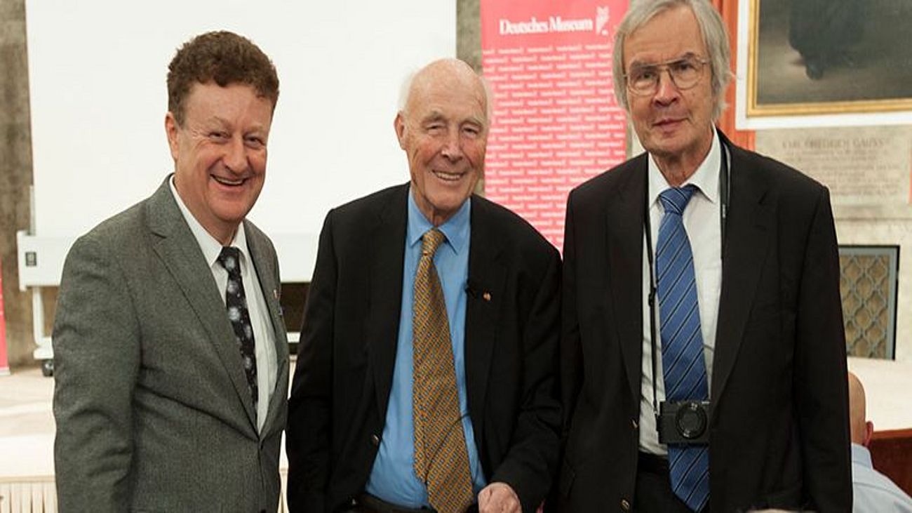 Generaldirektor Wolfgang M. Heckl mit dem Stifter des Lasers, Herbert Welling, und dem Nobelpreisträger Theodor Hänsch.