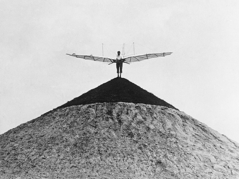 Otto Lilienthal mit seinem Normal-Segelapparat auf dem Fliegeberg in Berlin.