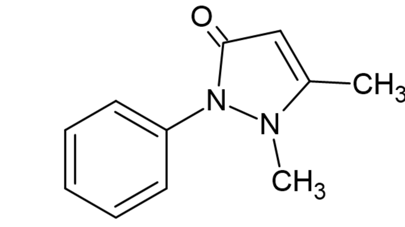 Reaktionsgleichung zur Herstellung von Antipyrin, anhand von Strukturformeln dargestellt.