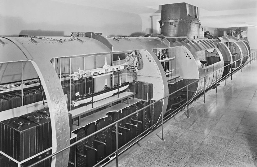 Foto: Batteriezellen aus Hartgummi im Unterseeboot U 1, Friedrich Krupp AG,Germaniawerft 1906. Deutsches Museum Inv.-Nr. 49211.