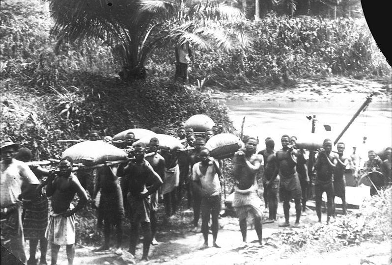 Historische Fotografie: Gütertransport im kolonialen Kamerun.
