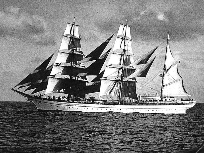 Alte Fotografie zeigt das Segelschulschiff GORCH FOCK.