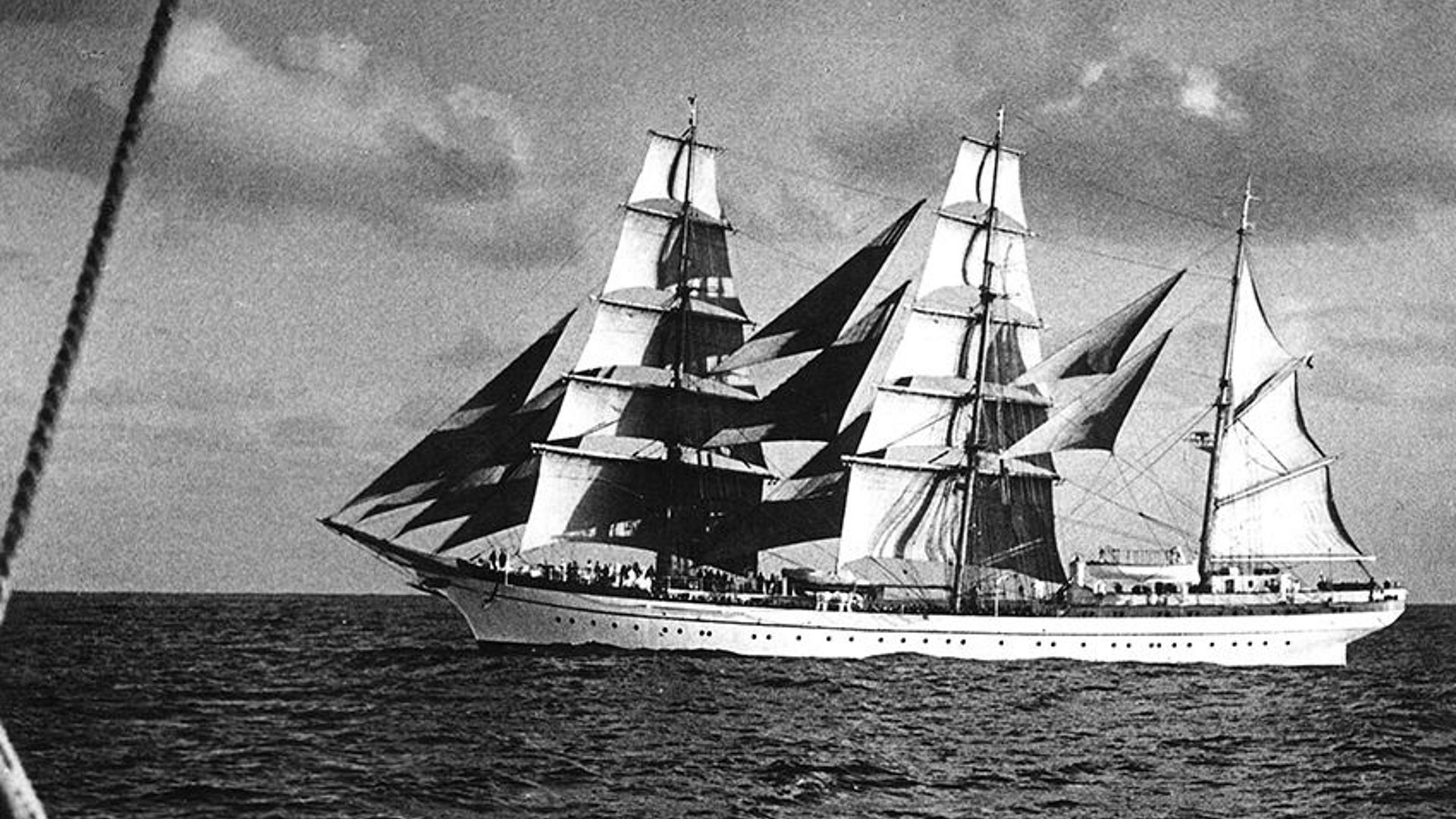 Alte Fotografie zeigt das Segelschulschiff GORCH FOCK.