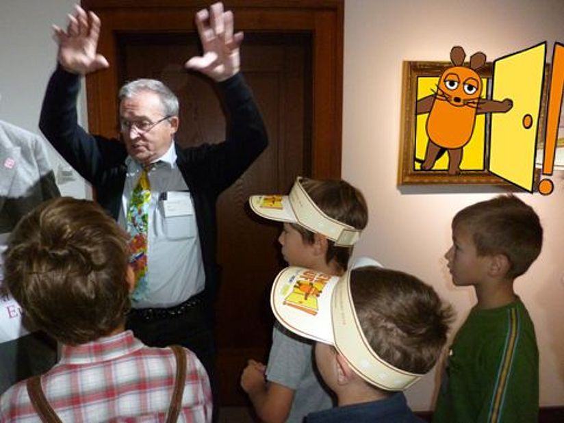 Herr Labisch mit Kindern während der Führung.