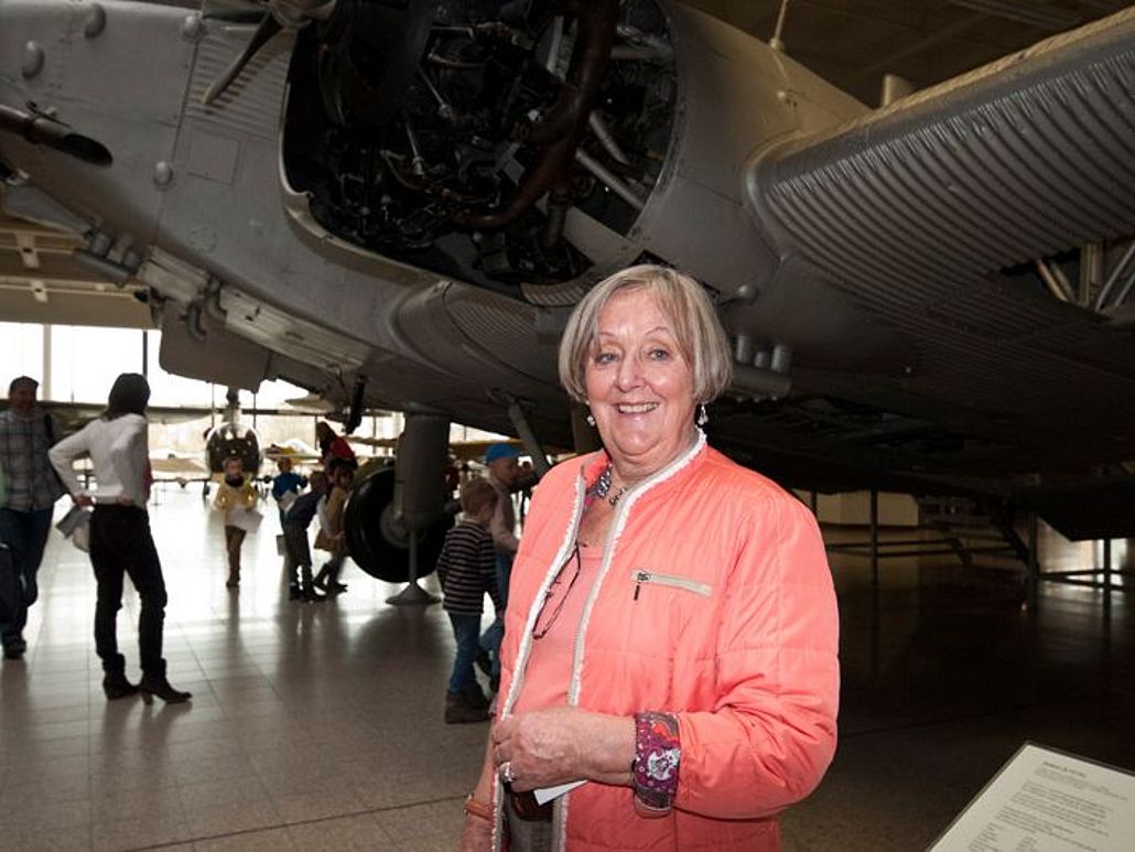 Doris Lichtenberg vor der Ju52.