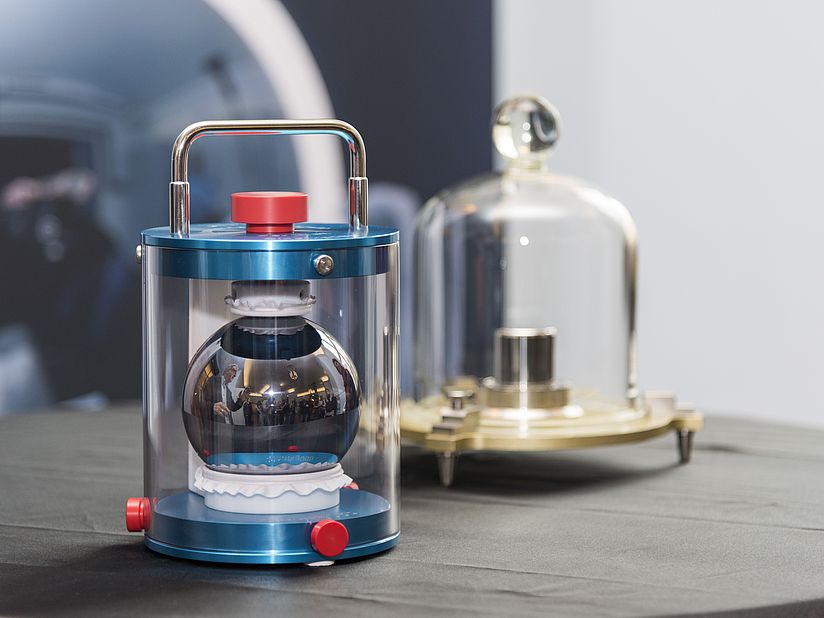 Siliziumkugel und eine Kopie des Ur-Kilogramms.