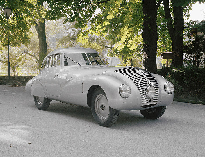 Der BMW 328 Wendler auf dem Außengelände der Deutschen Museums. Seitenansicht.