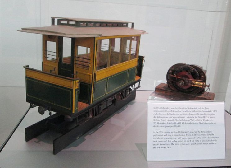 Kleines Modell der ersten Straßenbahn.