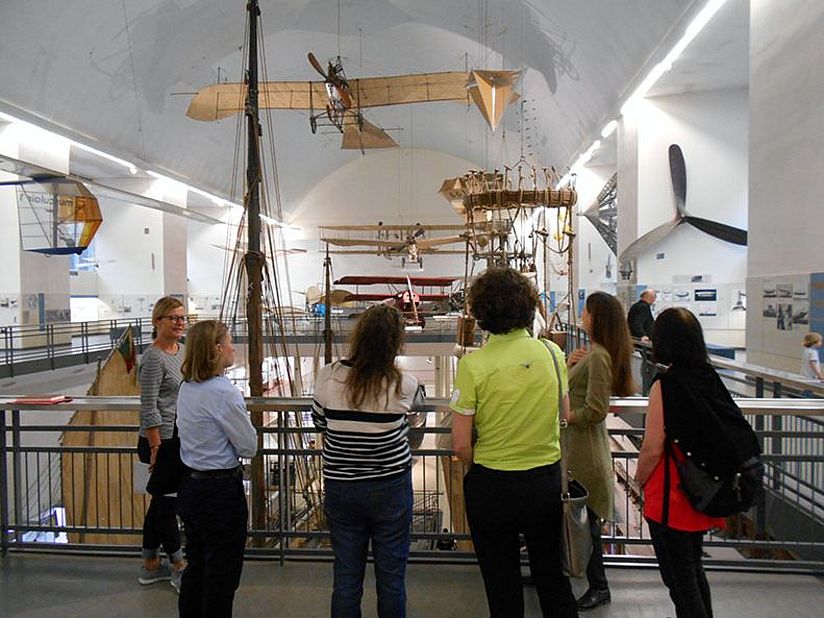 Führung durch die historische Luftfahrt.