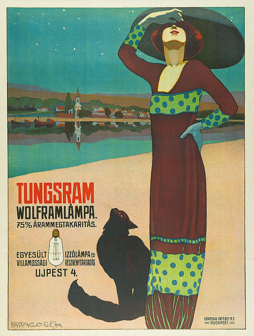Jugendstilzeichnung mit Beschriftung zur Produktbewerbung. Im Hintergrund: Dorf mit Kirche, spiegelt sich im Fluss. Im Vordergrund: Frau in rotem Kleid mit Hut blickt nach oben, zu ihren Füßen eine schwarze Katze, Blick nach oben; ungarische Beschriftung daneben zu Wolframlampe von Tungsram und kleine Abbildung der Glühbirne. Unterschrift des Künstlers links unten.