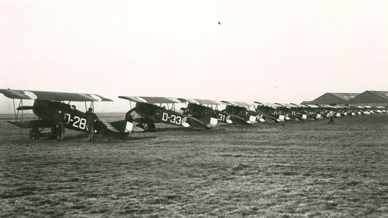 Schwarz-weiß Fotografie zeigt Fokker D.VII Jagdflugzeuge in einer Reihe. Ganz links ist die D-28 zu sehen.