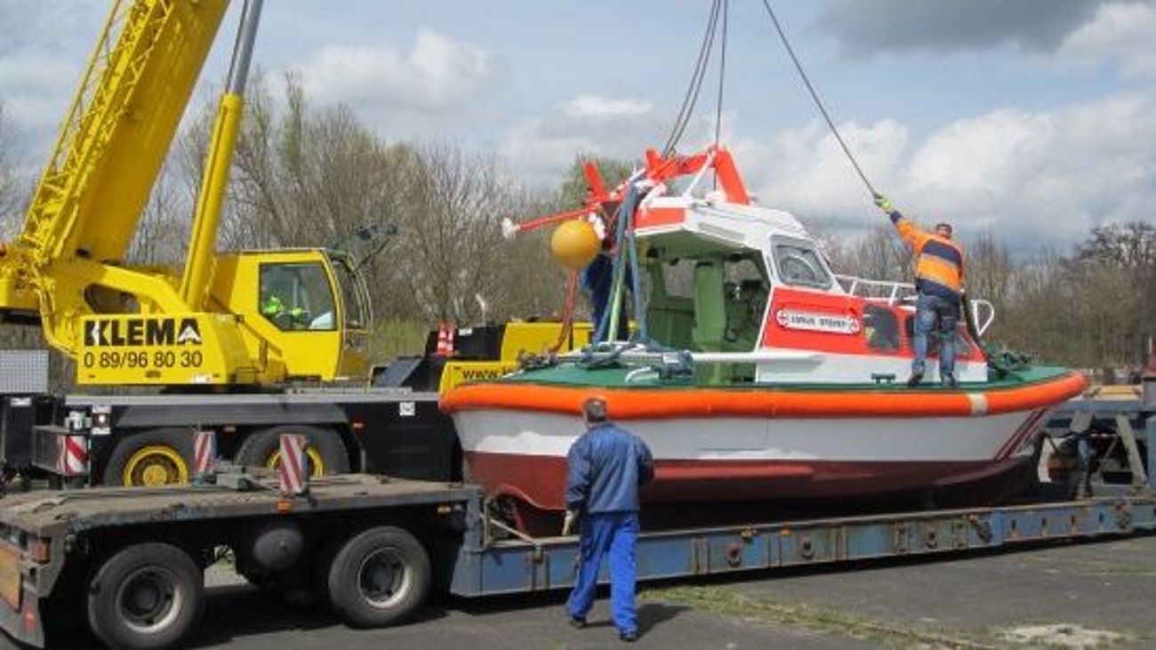 Das Seenotrettungsboot wird auf dem Gelände der Flugwerft Schleißheim abgeladen.