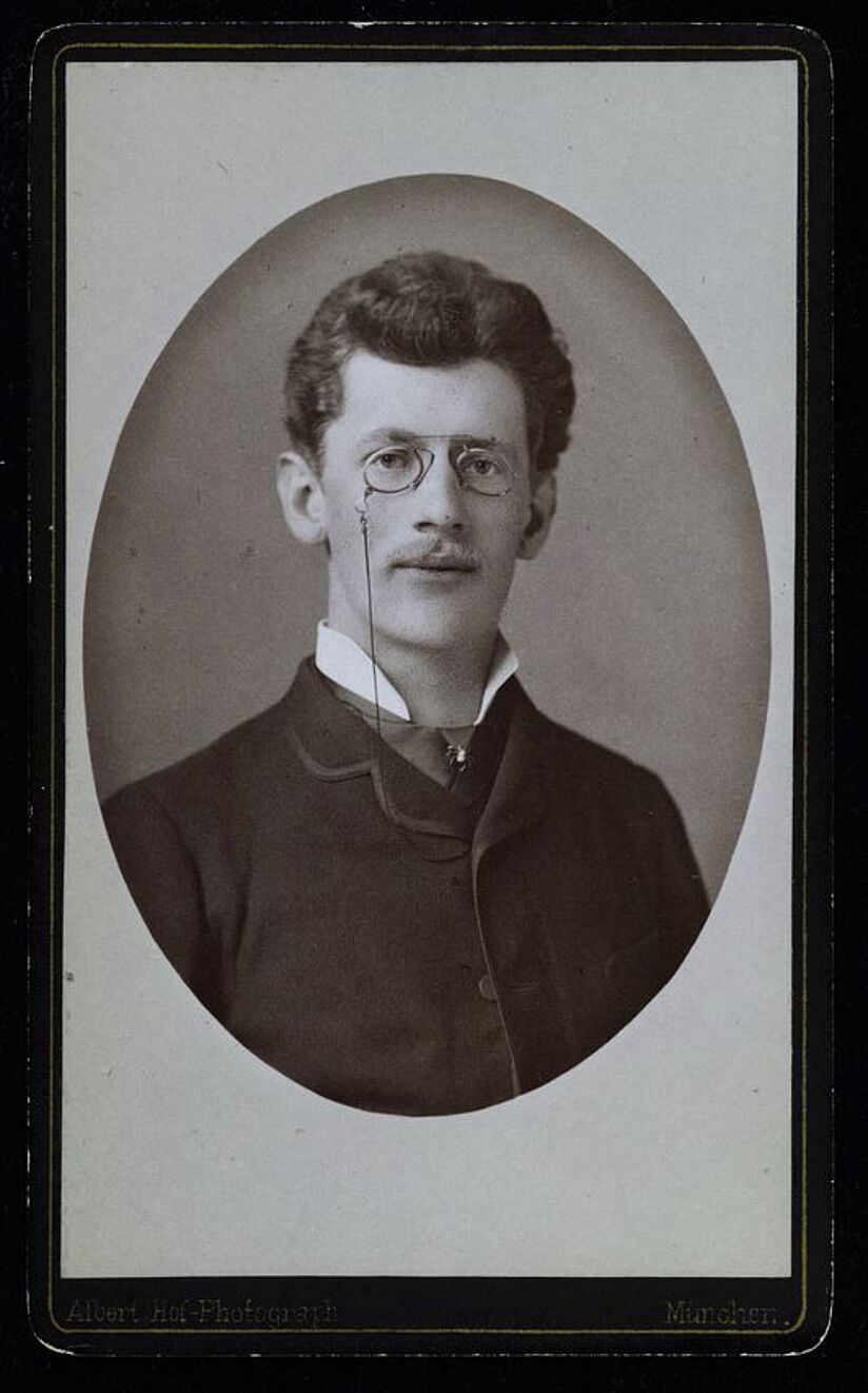 Visitenkartenporträt von Ludwig Knorr (schwarz-weiß), Blick nach vorn zum Betrachter, mit Kneifer am Band, schmalem Schnurrbart, Vatermörder und hoch geschlossenem Jacket.