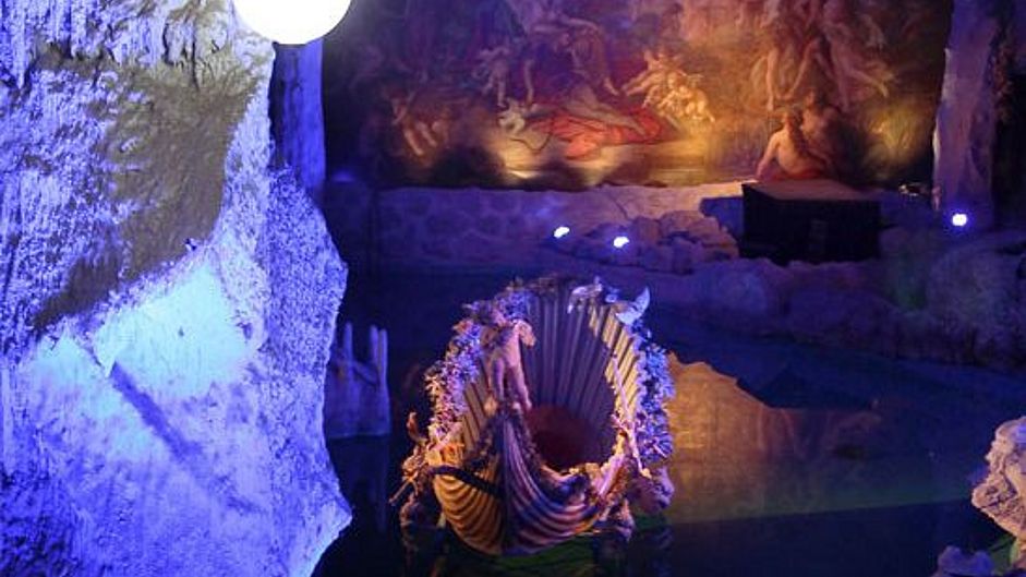 Die Venusgrotte in Schloss Linderhof beleuchtet.