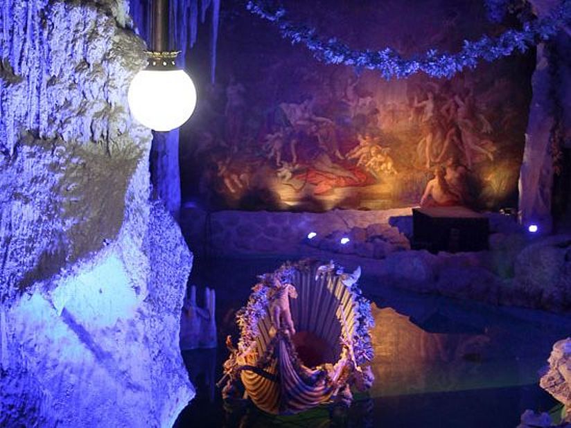 Die Venusgrotte in Schloss Linderhof beleuchtet.