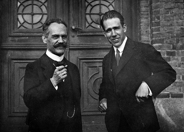 Der Sommerfeldkreis im Jahr 1912 nach einem Kolloquium in einem Münchner Bierkeller.
Bei einer Physikerkonferenz im September 1919 in Lund (Schweden) tauschten sich Arnold Sommerfeld (links) und Niels Bohr über die Fortschritte der Atomtheorie aus.