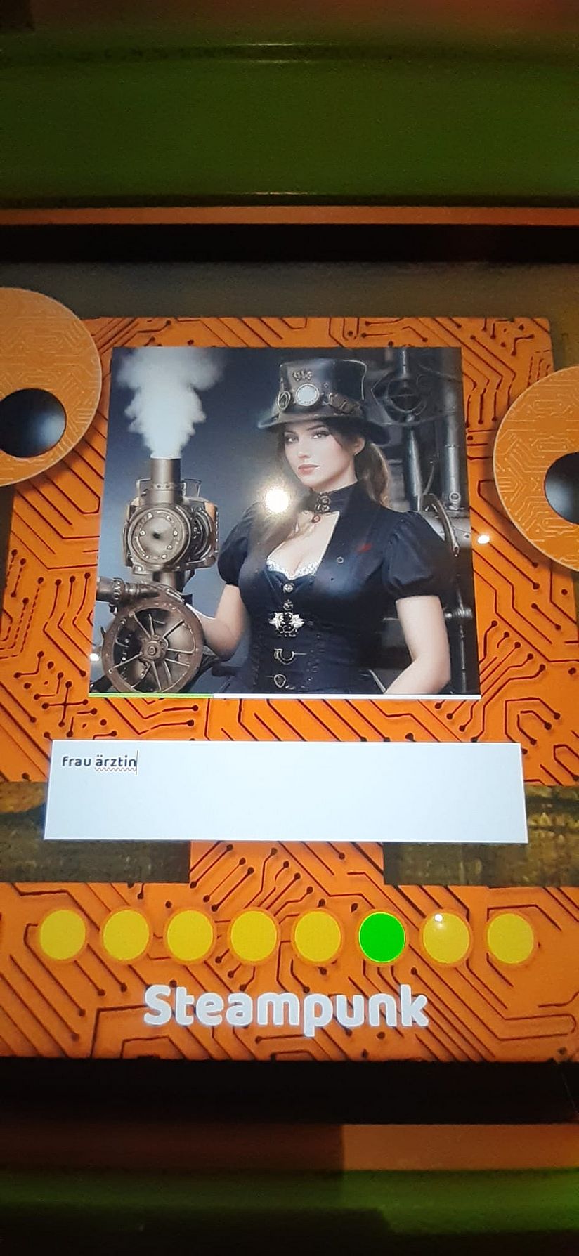 Eine junge Frau in hautenger Lederbekleidung mit einem Zylinder. 