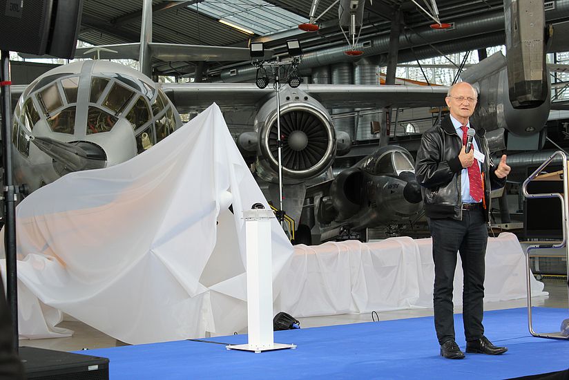 Uwe Nortmann vor seiner verhüllten „Elektra Trainer".