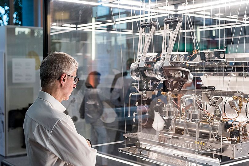 Das Kosmos Kaffee Team bei der Ausstelltungseröffnung im Zentrum Neue Technologien.
Biologie: Die Biologie widmet sich der Kaffeepflanze und thematisiert ihre zunehmende Technisierung und Kommerzialisierung.
Das Maschinenregal mit 37 ganz besonderen Kaffeemaschinen.
Explosionsmodell einer Kaffeemaschine, das speziell für das Deutsche Museum gefertigt wurde.