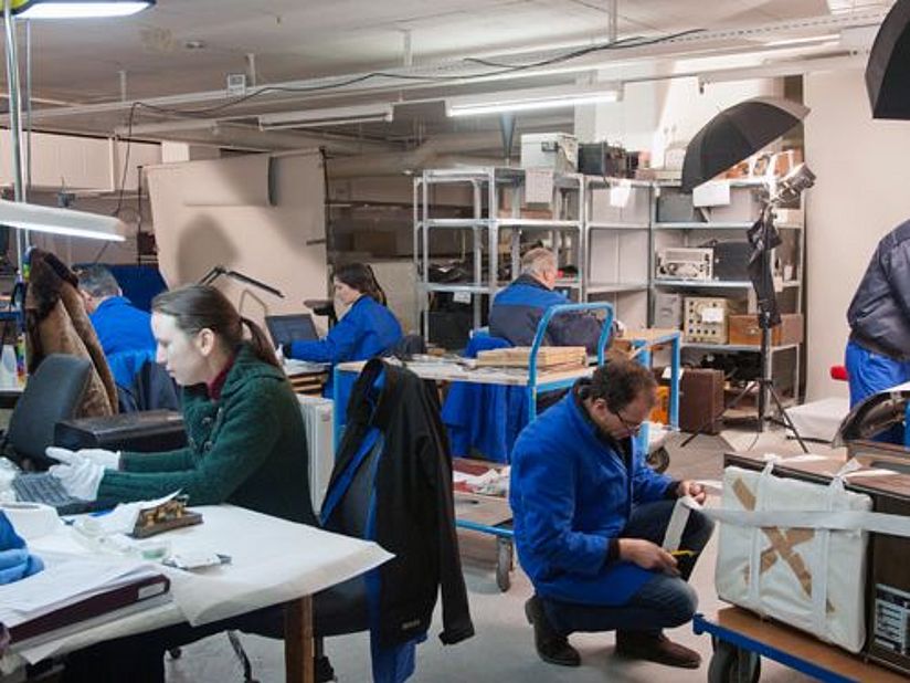 Exponate werden verpackt.