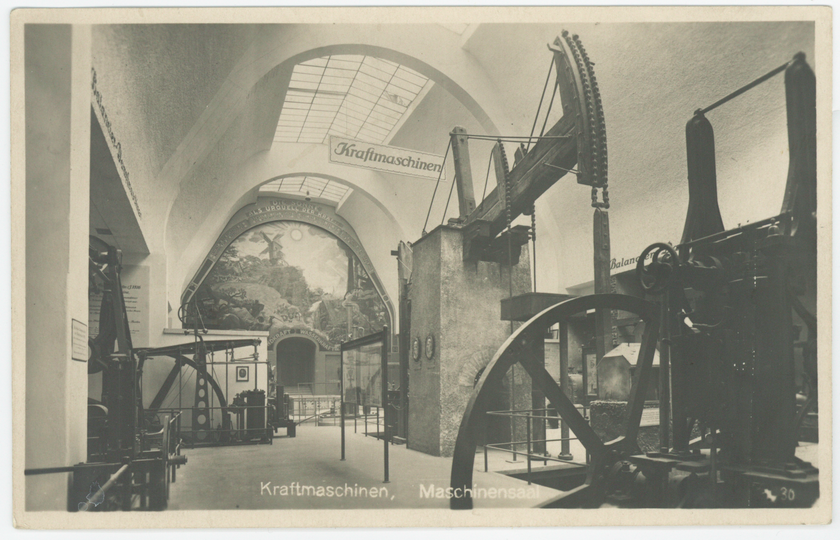 Historische Postkarte. Sie zeigt Kraftmaschinen im Maschinensaal des Deutschen Museum im Jahr 1925. Zentral ist eine Balanciermaschine.