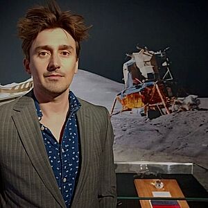 Chritsopher Halm vor dem Mondgestein in der Raumfahrtausstellung des Deutschen Museums