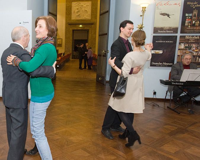 Tanzpaare in der Ausstellung Museumsgeschichte.