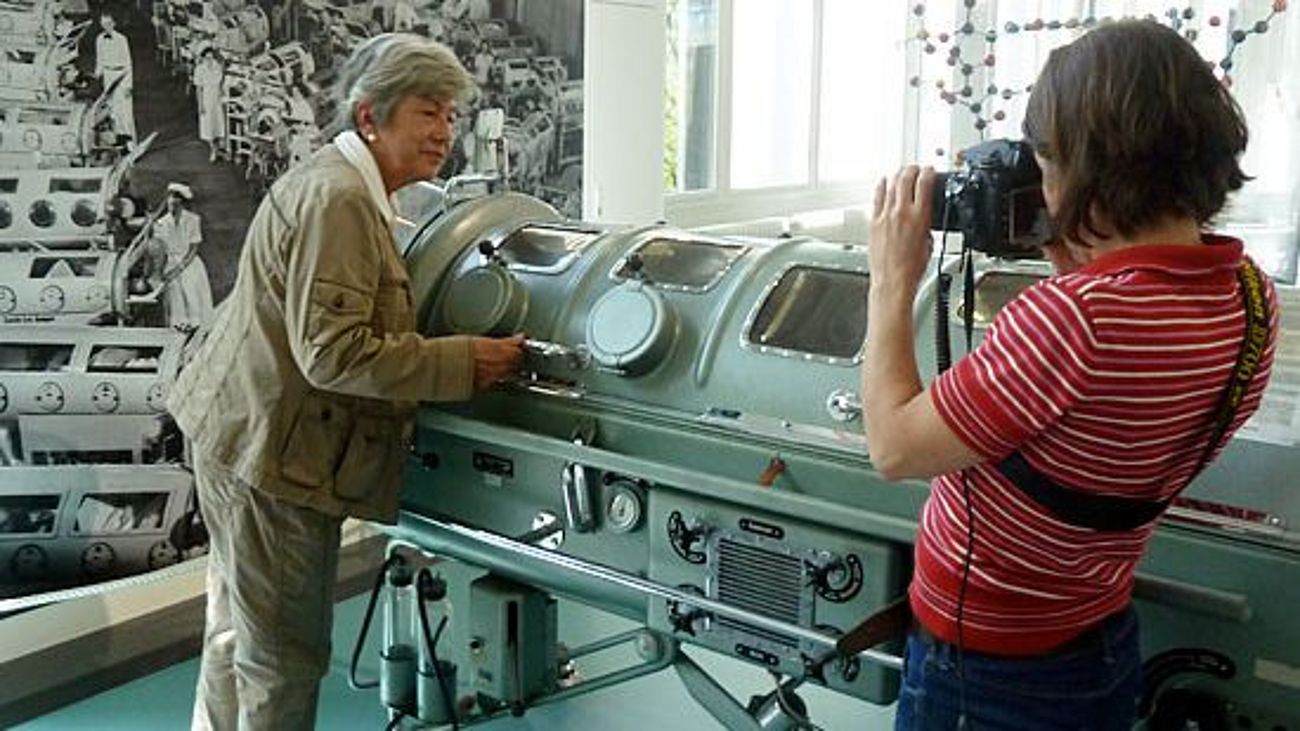 Marion Treiber beim Fototermin neben einer Eisernen Lunge.
