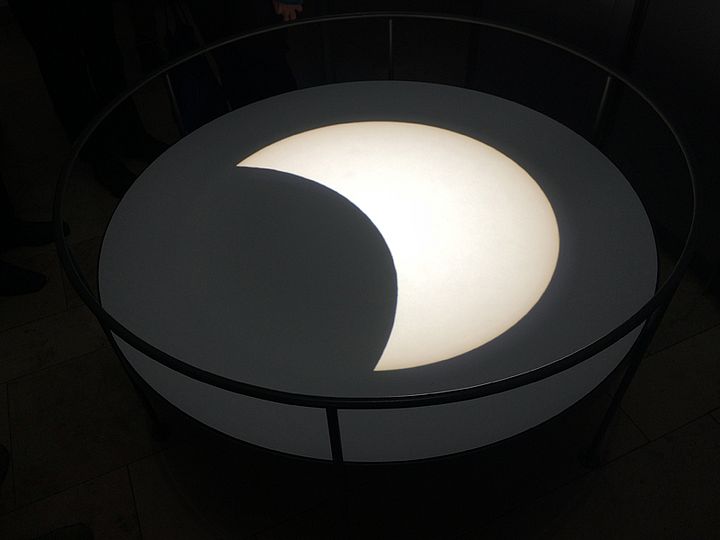 Tischfläche im 3. OG mit Abbildung der Sonne während der Sonnenfinsternis.