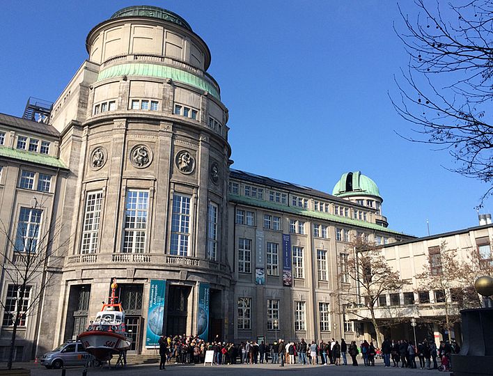 Besucherschlange vor dem Eingang des Deutschen Museums.