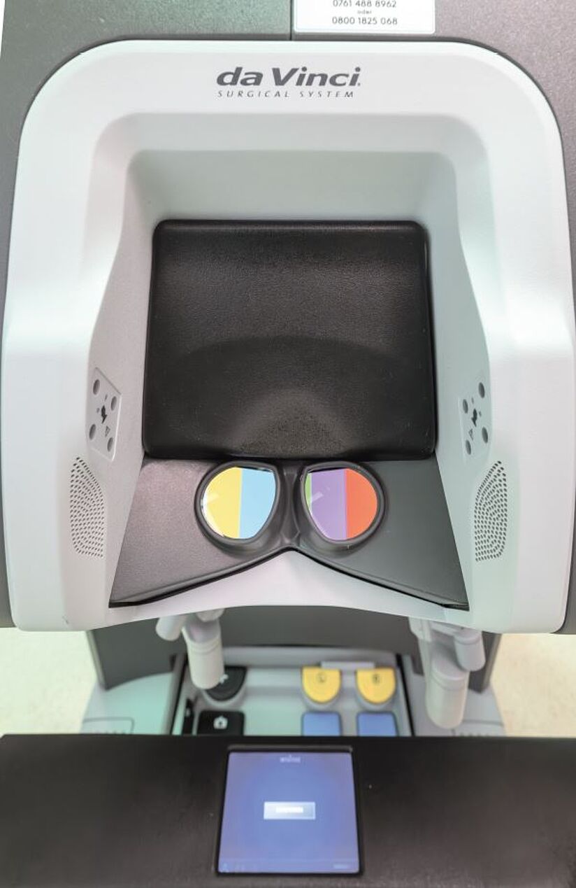 Fotografie. Mittig zwei Okulare zum Durchsehen, auf den Seiten Löcher, die an Lautsrecher erinnern.