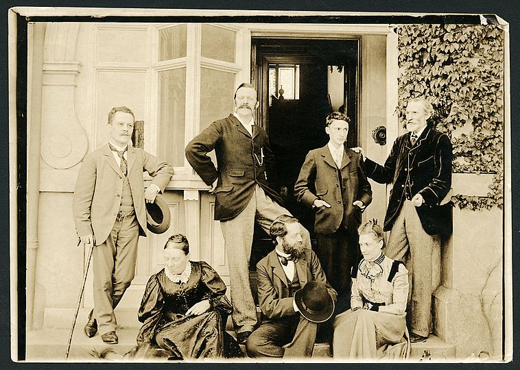 Arnold Sommerfeld (im Bild links) mit Freunden und Kollegen im Jahr 1899.
