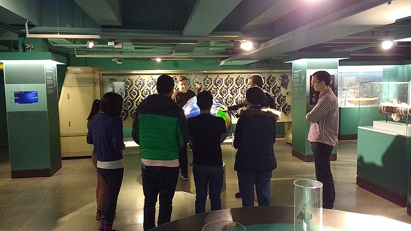 Führung "Wissen ohne Grenzen" in dem Ausstellungsbereich Meeresforschung.