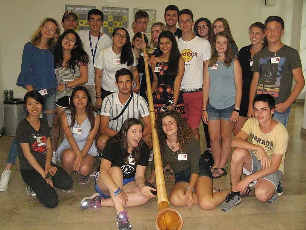 TeilnehmerInnen des Lions Club Youth Camp Saar mit Alphorn.