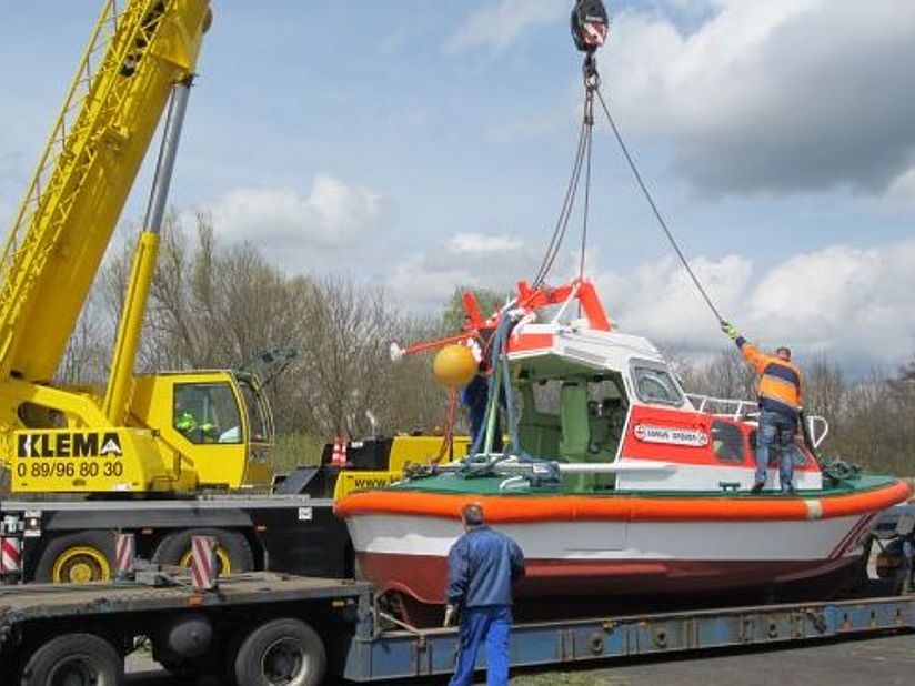 Das Seenotrettungsboot wird auf dem Gelände der Flugwerft Schleißheim abgeladen.