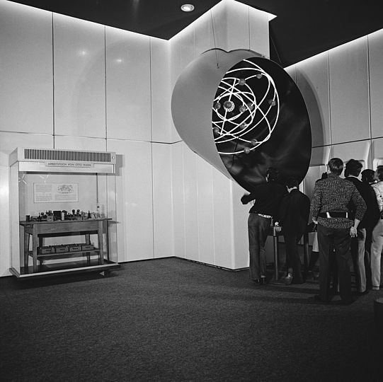 Schwarz-weiß Fotografie zeigt den Kernspaltungstisch in einer Nische in der Chemieausstellung im Jahr 1972.