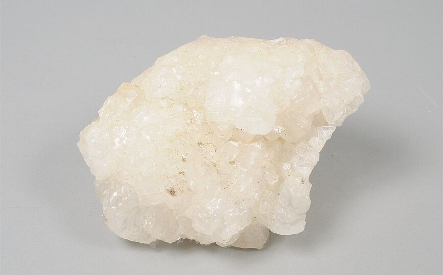 Probe von Steinsalz, durchsichtig bis weißlich, mit würfelförmiger Struktur.