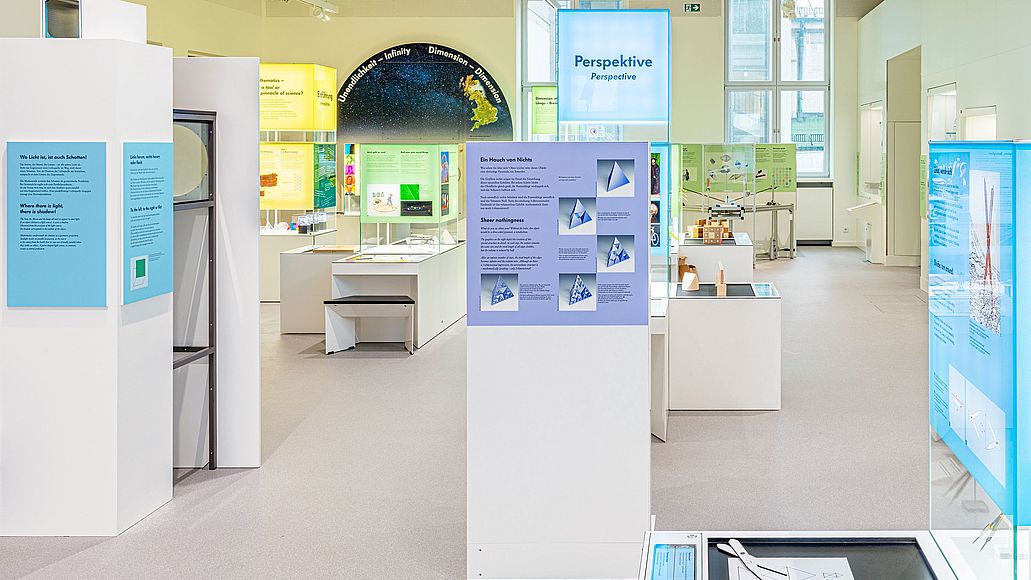Blick in die Ausstellung Mathematik.
