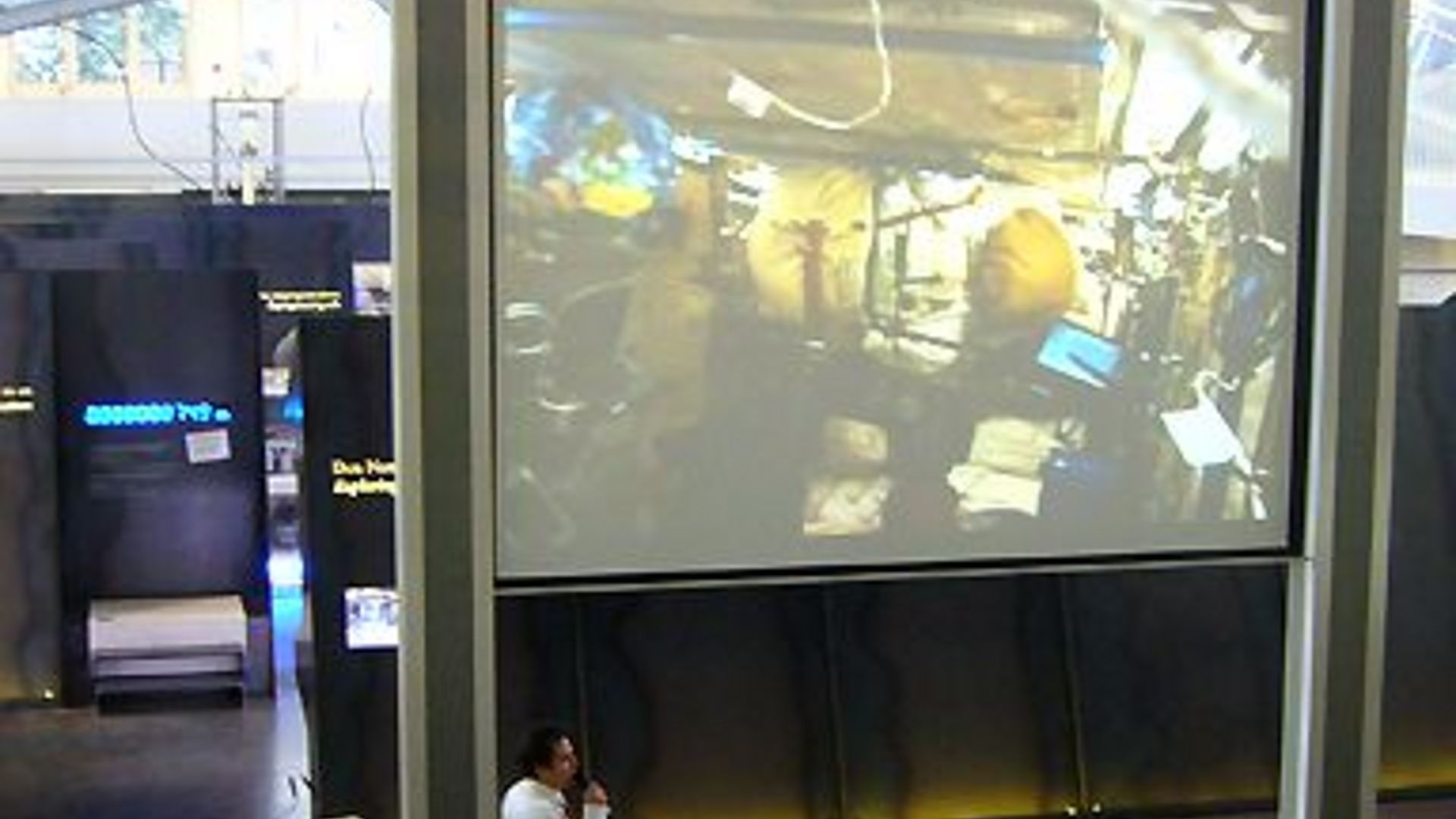 Live-Schaltung im ZNT in das Raumlabor Columbus