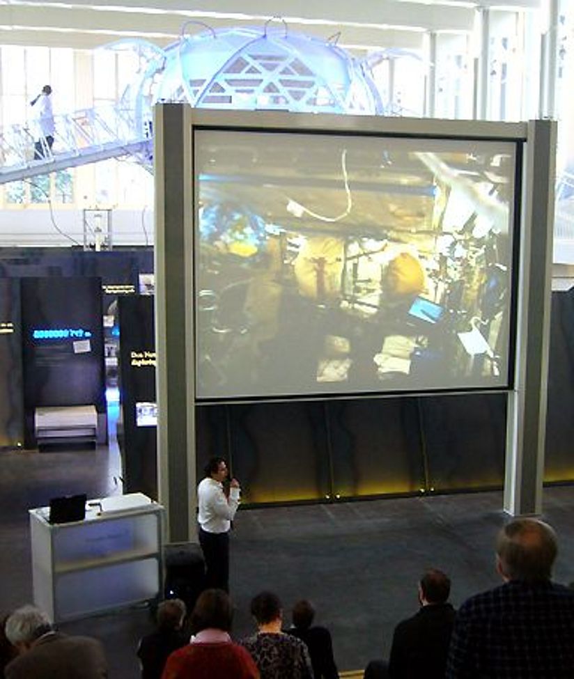 Live-Schaltung im ZNT in das Raumlabor Columbus.