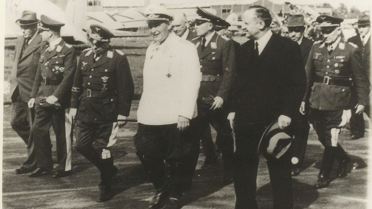 Foto vom Besuch Görings in Schiphol am 25. Mai 1940. Rechts neben Göring der neue Fokker-Direktor Friedrich Seekatz, ganz links (mit Hut) der KLM-Direktor Albert Plesman.