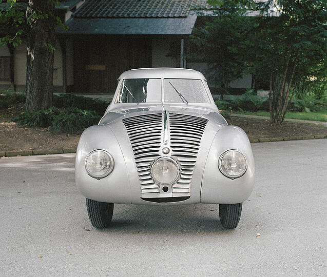 Der BMW 328 Wendler auf dem Außengelände der Deutschen Museums. Frontalansicht.